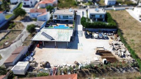 Moradia T4 com Piscina, Jacuzzi e Espaço Exterior em Caldas da Rainha