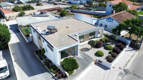 Moradia T4 com Piscina, Jacuzzi e Espaço Exterior em Caldas da Rainha