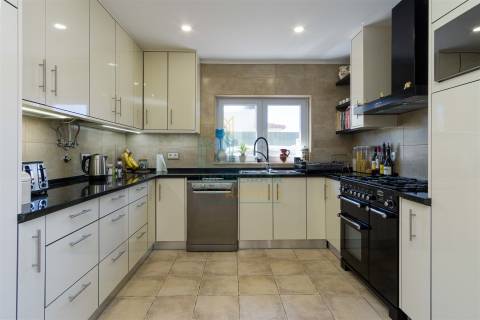 Moradia T4 com Piscina no Reguengo da Parada