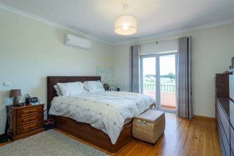 Moradia T4 com Piscina no Reguengo da Parada