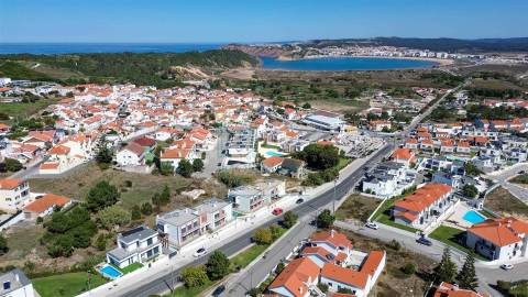 Apartamento T3 com piscina em condomínio privado junto à Praia