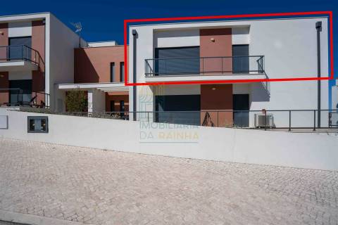 Apartamento T3 com piscina em condomínio privado junto à Praia