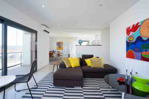 Apartamento T3 com piscina em condomínio privado junto à Praia