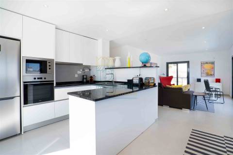 Apartamento T3 com piscina em condomínio privado junto à Praia