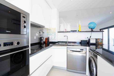 Apartamento T3 com piscina em condomínio privado junto à Praia