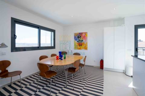 Apartamento T3 com piscina em condomínio privado junto à Praia