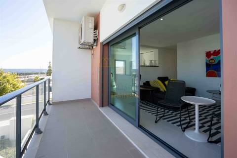 Apartamento T3 com piscina em condomínio privado junto à Praia