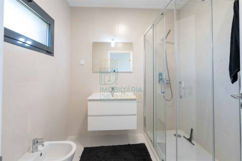 Apartamento T3 com piscina em condomínio privado junto à Praia