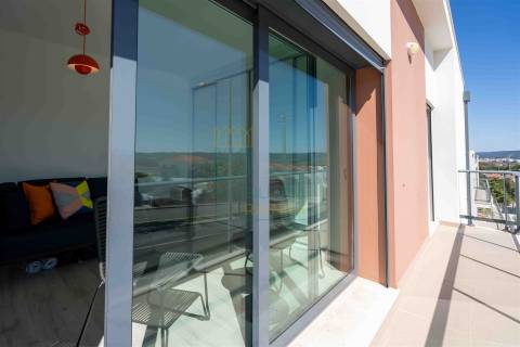 Apartamento T3 com piscina em condomínio privado junto à Praia