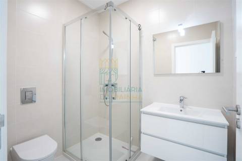 Apartamento T3 com piscina em condomínio privado junto à Praia