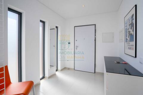 Apartamento T3 com piscina em condomínio privado junto à Praia