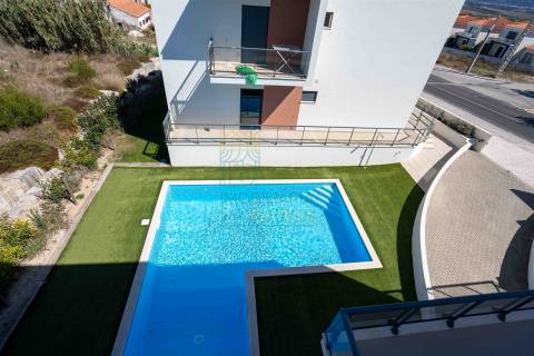 Apartamento T3 com piscina em condomínio privado junto à Praia