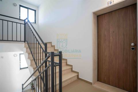 Apartamento T3 com piscina em condomínio privado junto à Praia