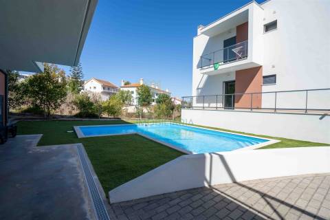Apartamento T3 com piscina em condomínio privado junto à Praia