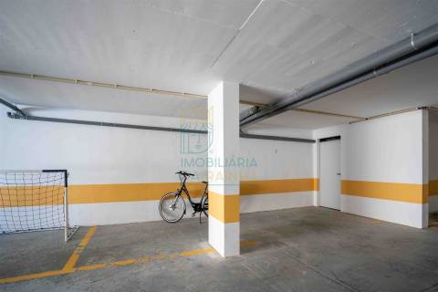 Apartamento T3 com piscina em condomínio privado junto à Praia