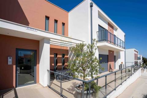 Apartamento T3 com piscina em condomínio privado junto à Praia