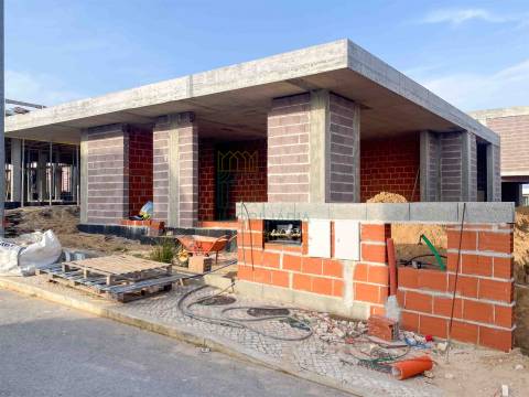 Moradia T3 com piscina em Salir do Porto