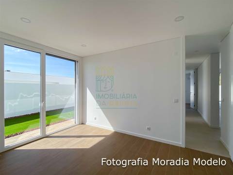 Moradia T3 com Piscina e Garagem em Salir do Porto