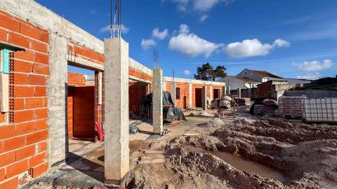 Moradia Térrea T3 com Piscina e Garagem | Lote 1.200 m² | Próxima de Caldas da Rainha