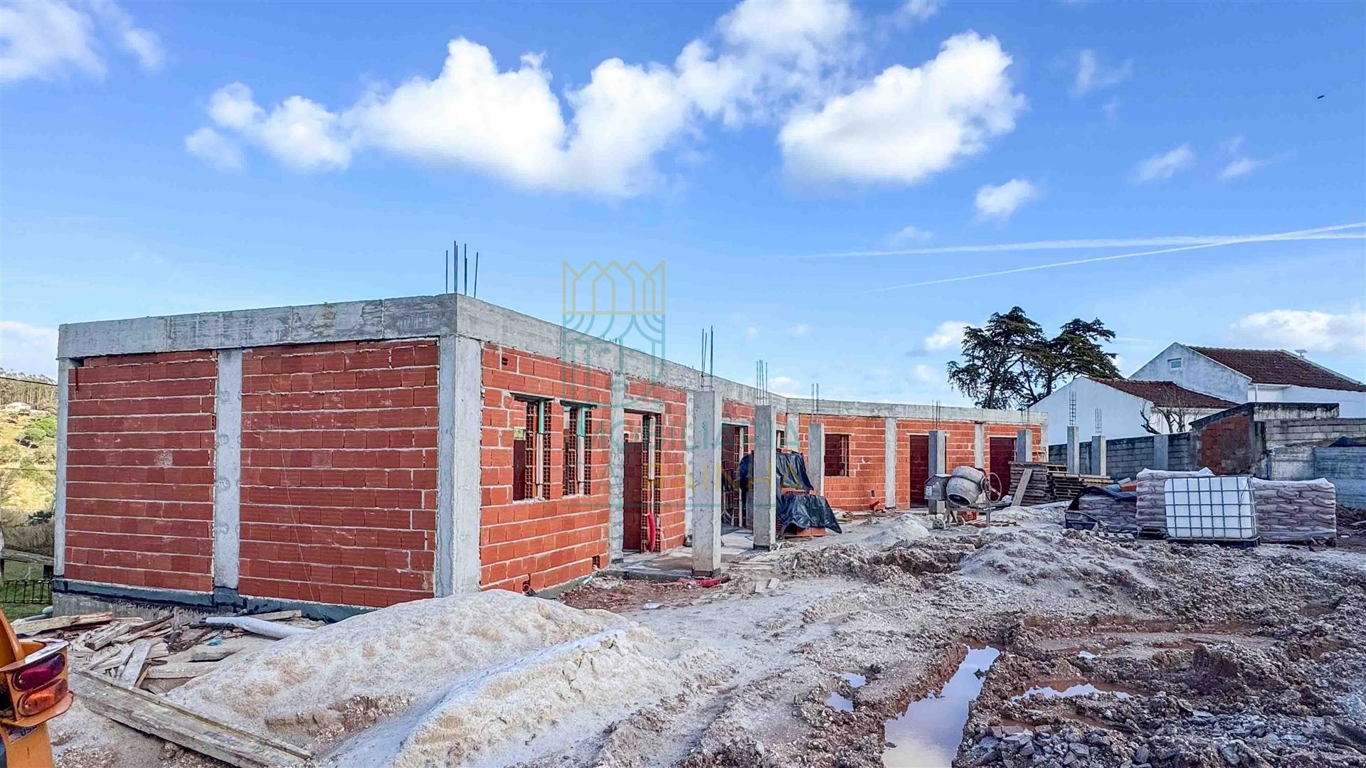 Moradia Térrea T3 com Piscina e Garagem | Lote 1.200 m² | Próxima de Caldas da Rainha