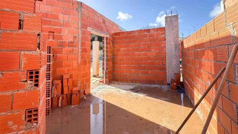 Moradia Térrea T3 com Piscina e Garagem | Lote 1.200 m² | Próxima de Caldas da Rainha