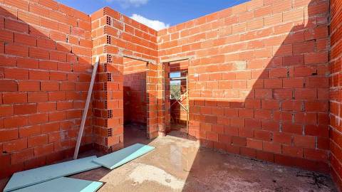 Moradia Térrea T3 com Piscina e Garagem | Lote 1.200 m² | Próxima de Caldas da Rainha