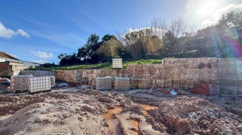 Moradia Térrea T3 com Piscina e Garagem | Lote 1.200 m² | Próxima de Caldas da Rainha