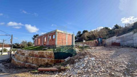 Moradia Térrea T3 com Piscina e Garagem | Lote 1.200 m² | Próxima de Caldas da Rainha