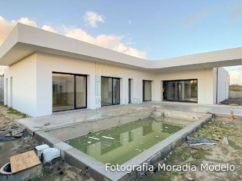 Moradia Moderna Térrea com Piscina – Conforto e Tranquilidade - Caldas da Rainha
