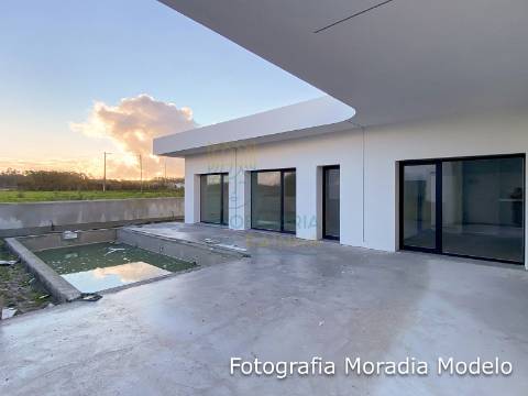 Moradia Moderna Térrea com Piscina – Conforto e Tranquilidade - Caldas da Rainha