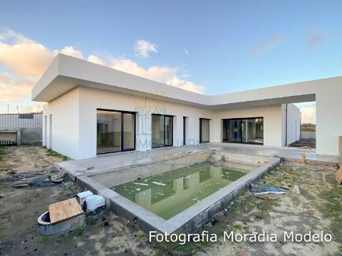 Moradia Moderna Térrea com Piscina – Conforto e Tranquilidade - Caldas da Rainha