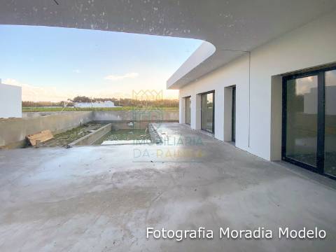 Moradia Moderna Térrea com Piscina – Conforto e Tranquilidade - Caldas da Rainha