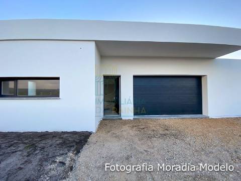 Moradia Moderna Térrea com Piscina – Conforto e Tranquilidade - Caldas da Rainha