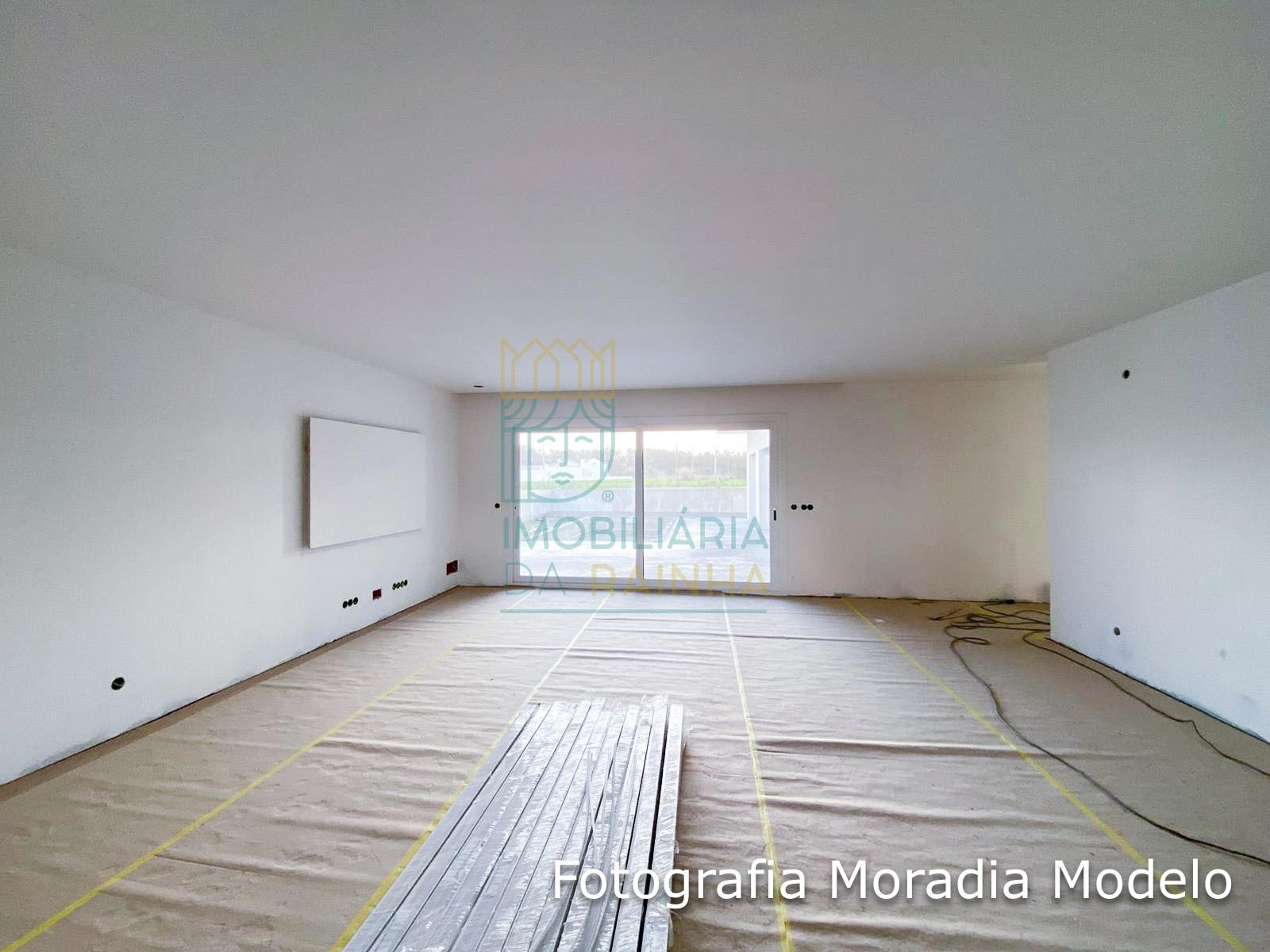 Moradia Térrea de Arquitetura Contemporânea com Piscina