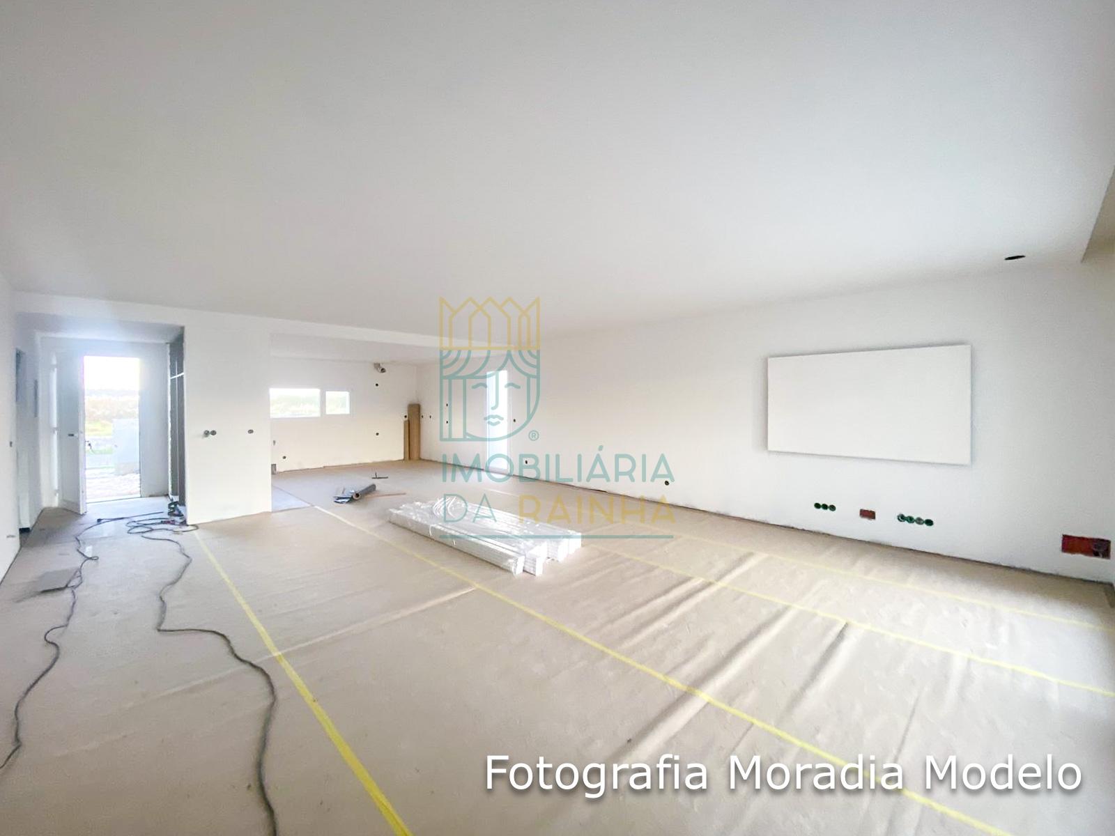 Moradia Térrea de Arquitetura Contemporânea com Piscina