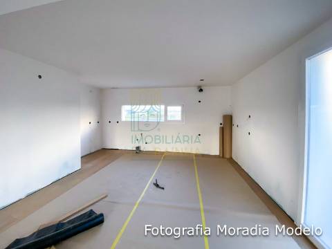 Moradia Térrea de Arquitetura Contemporânea com Piscina