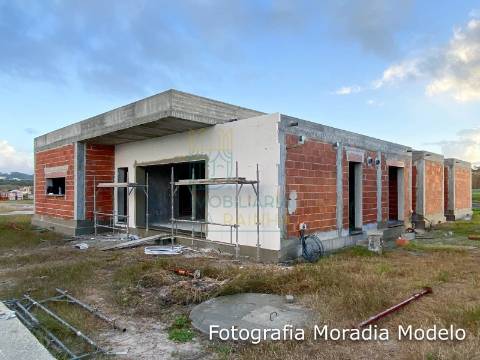 Moradia Térrea de Arquitetura Contemporânea com Piscina