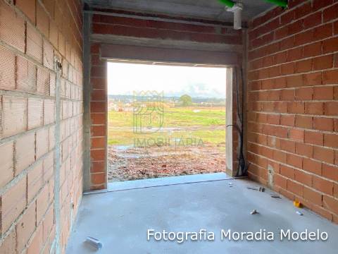 Moradia Térrea de Arquitetura Contemporânea com Piscina