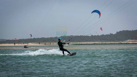 Moradia Térrea de Arquitetura Contemporânea com Piscina