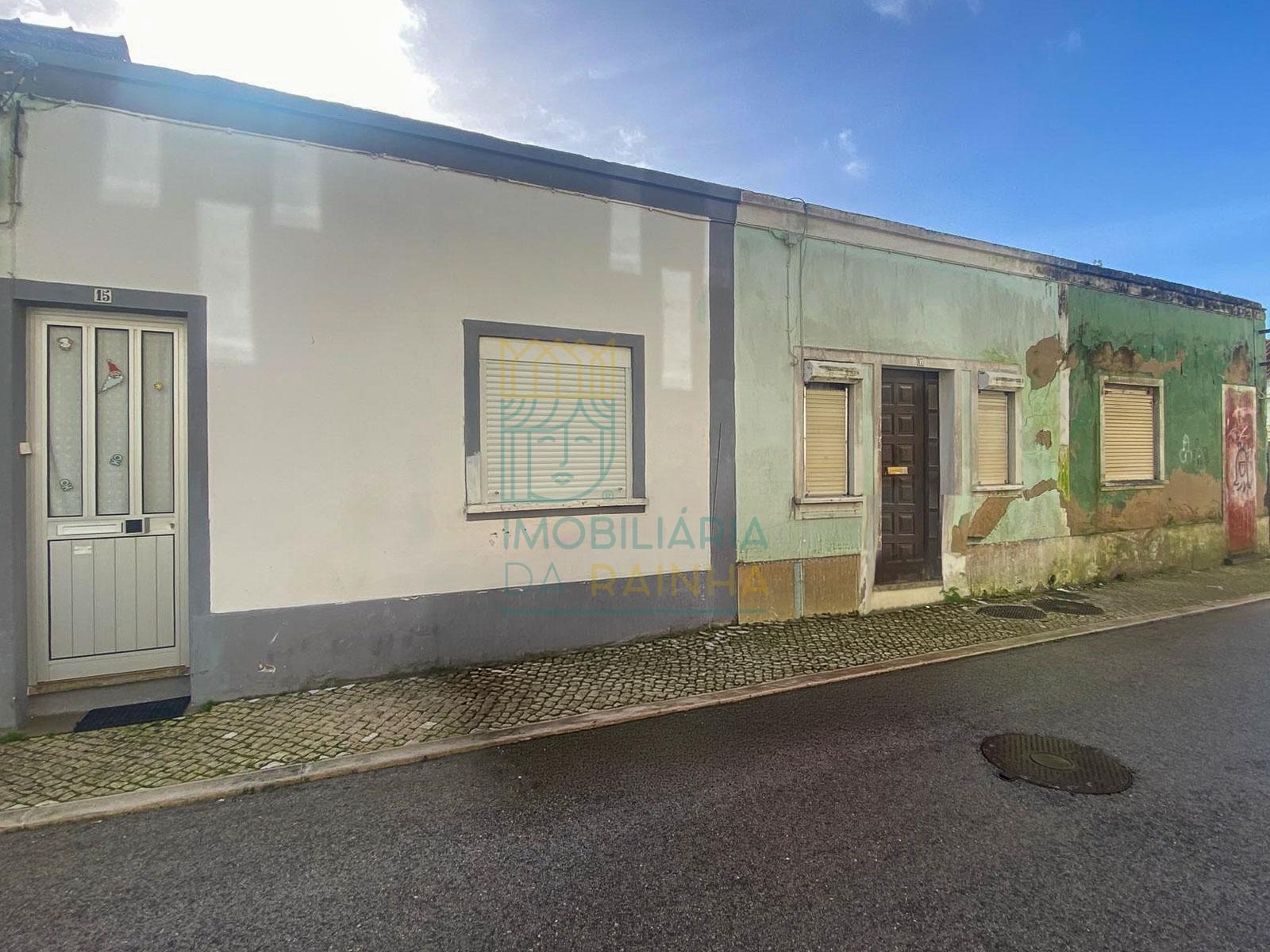 Conjunto de 3 Moradias para Recuperar em Caldas da Rainha