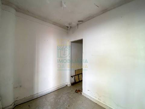 Conjunto de 3 Moradias para Recuperar em Caldas da Rainha