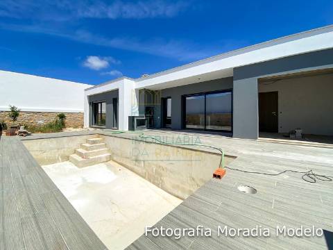 Moradia com 3 quartos, Piscina e Garagem em Caldas da Rainha