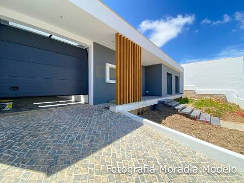Moradia T3 com Piscina e Garagem – Entre as Caldas e a Foz do Arelho