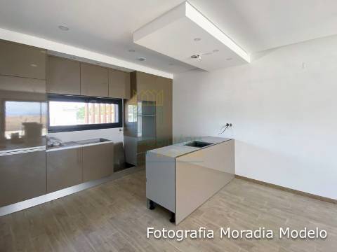 Moradia T4 com Piscina e Garagem – Entre as Caldas e a Foz do Arelho