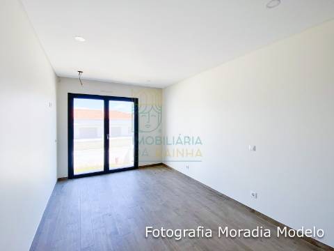 Moradia T4 com Piscina e Garagem – Entre as Caldas e a Foz do Arelho