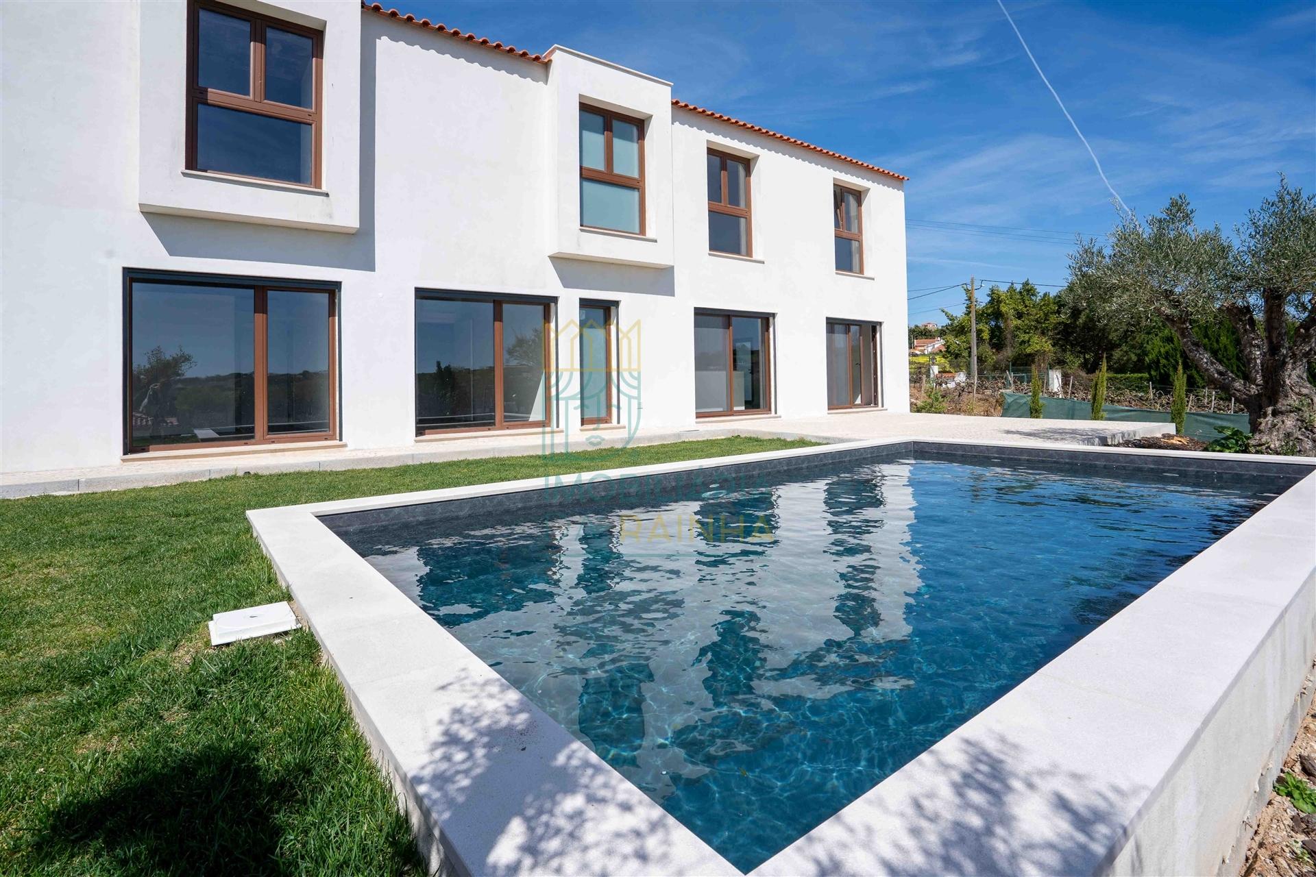 Moradia T5 com piscina e jardim