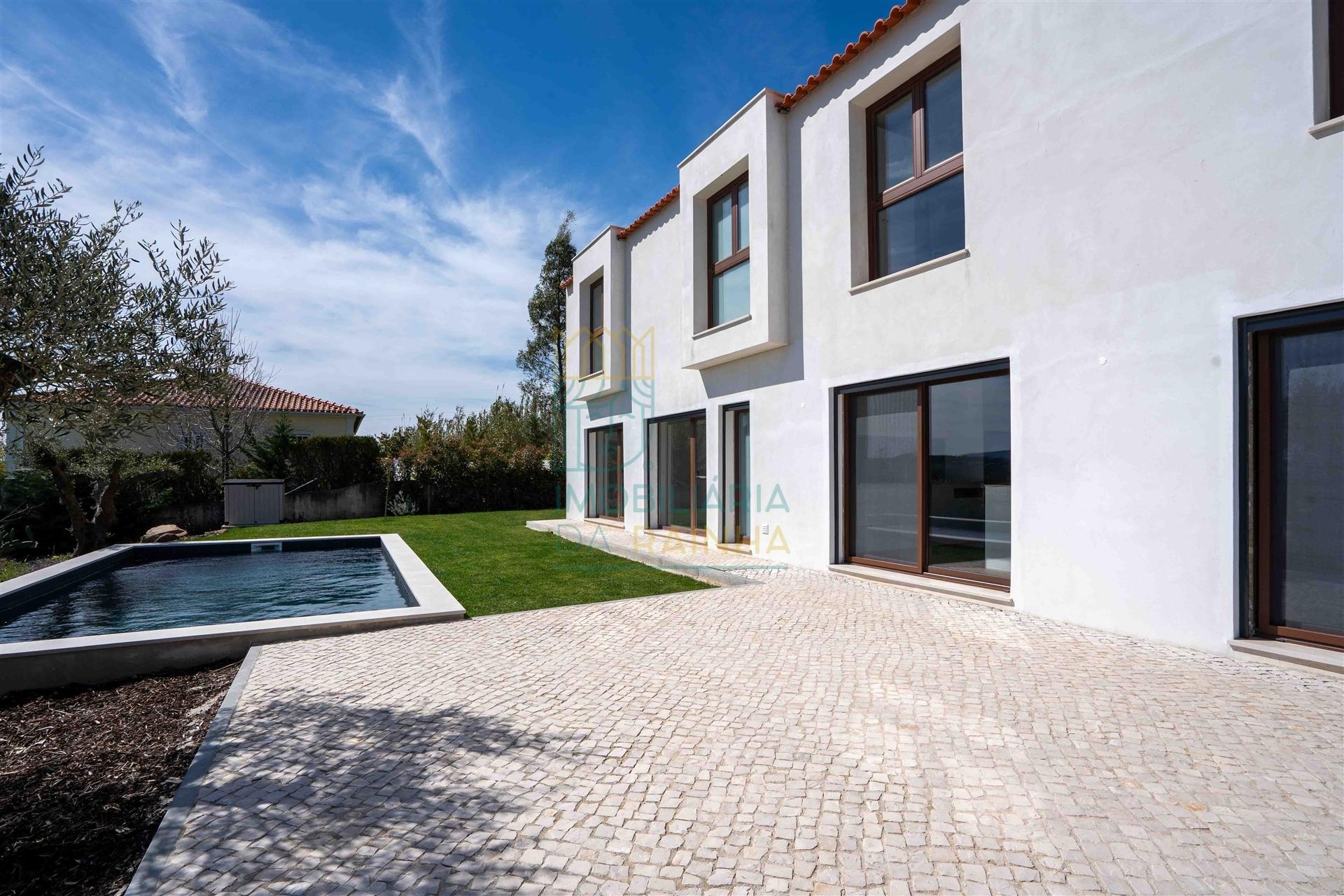 Moradia T5 com piscina e jardim