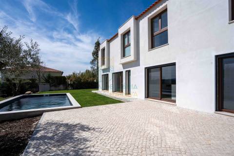 Moradia T5 com piscina e jardim