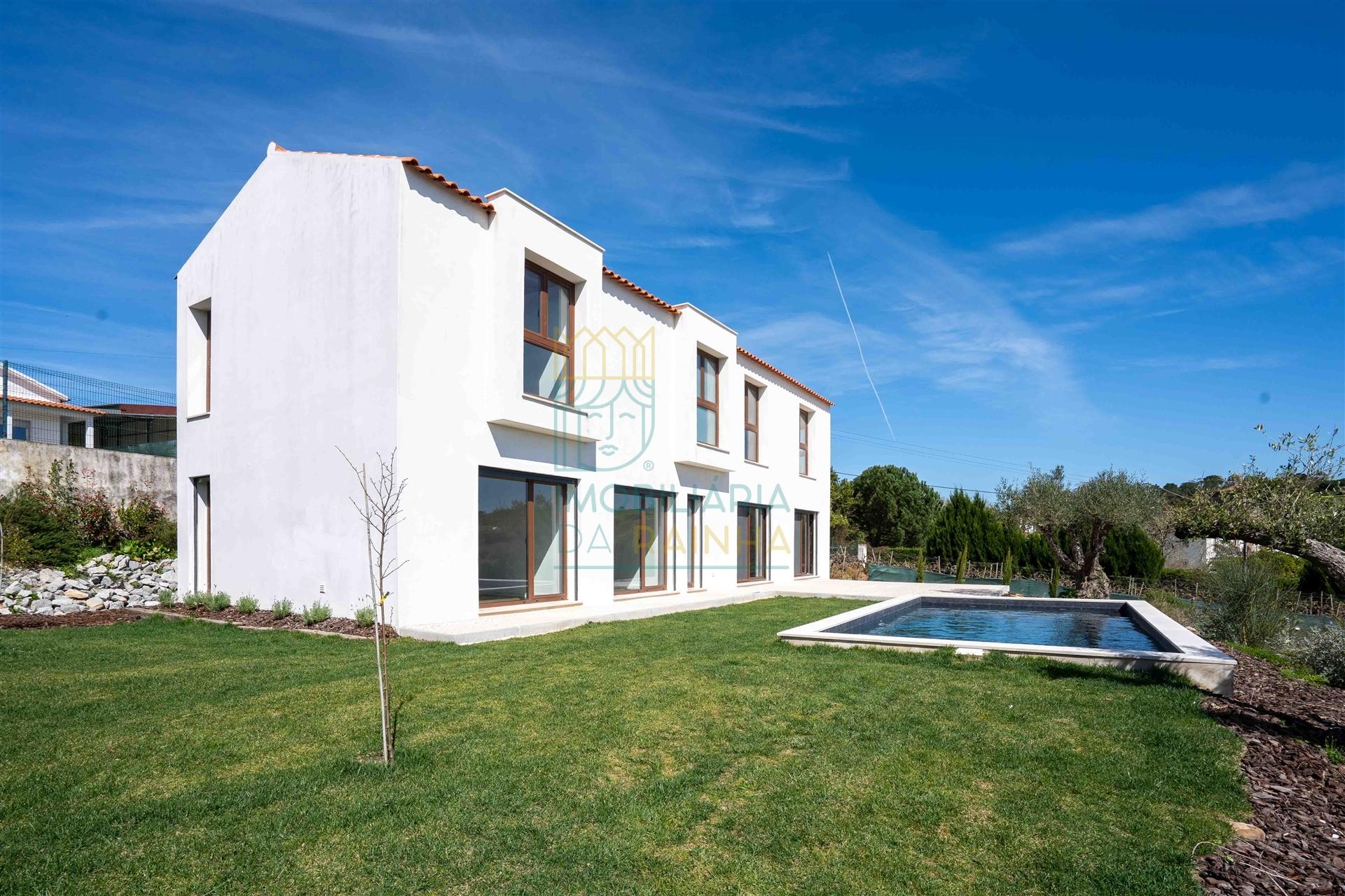 Moradia T5 com piscina e jardim