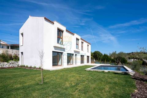 Moradia T5 com piscina e jardim